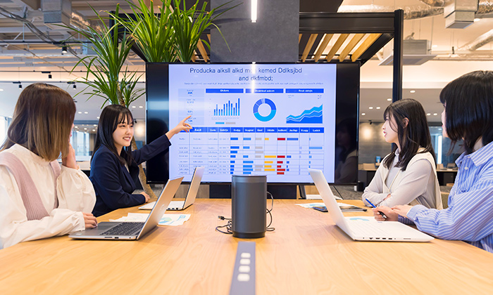 成果や改善点について詳細に説明し、納得のいく形で施策を遂行